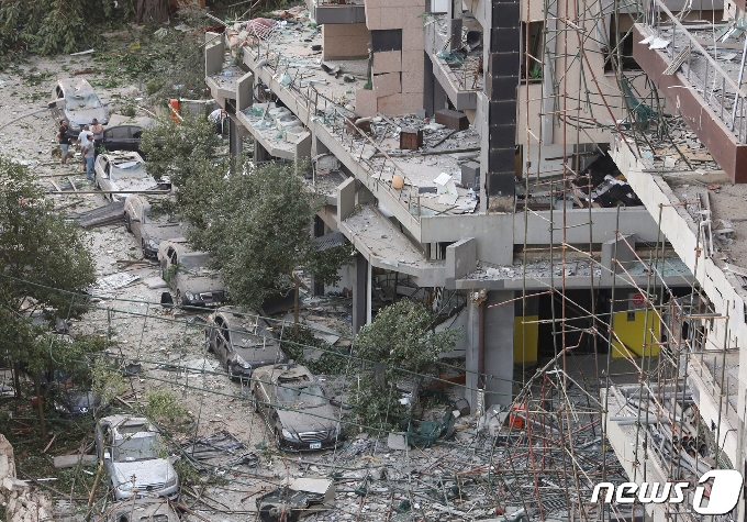 폭발사고가 발생한 레바논 베이루트 항만 인근에서 5일(현지시간) 실종자 수색 작업이 진행되고 있다. © 로이터=뉴스1