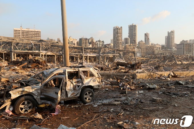 4일(현지시간) 레바논 베이루트항 선착장에 있는 창고에서 대규모 폭발사고로 파손된 차량의 모습이 보인다. © 로이터=뉴스1 © News1 우동명 기자