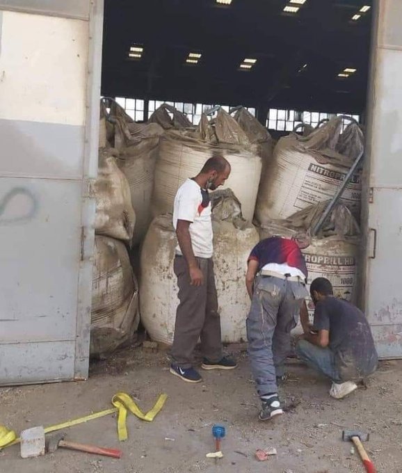 레바논 베이루트의 질산암모늄 창고에서 작업자들이 용접을 하고 있다. - 트위터 갈무리