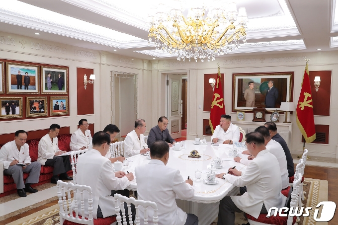 [사진] 북한 김정은, 정무국 회의 참석…"박봉주·리병철 등 참석"