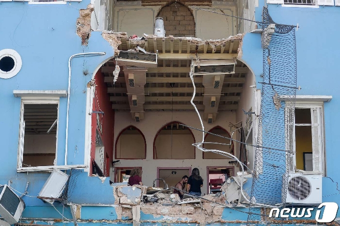 [사진] 대폭발로 뻥 뚫린 베이루트 항 인근 주택