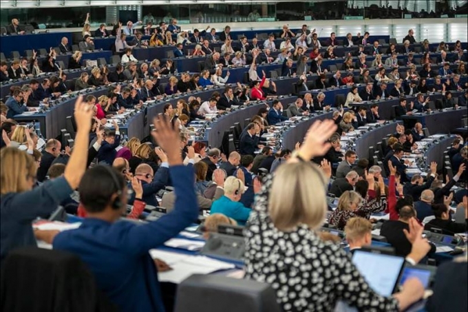 심상정 정의당 대표는 6일 자신의 페이스북에 지난해 10월 유럽연합의회의 모습이 담긴 사진을 게시했다. 다양한 색깔과 무늬의 의상을 입은 국회의원들의 모습이 담겼다. / 사진=심상정 페이스북