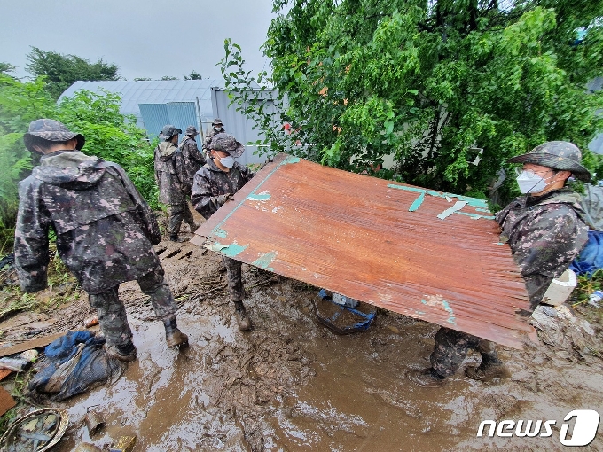 [사진] 아직 비오지만…철원 대피주민들 현장 복구 중