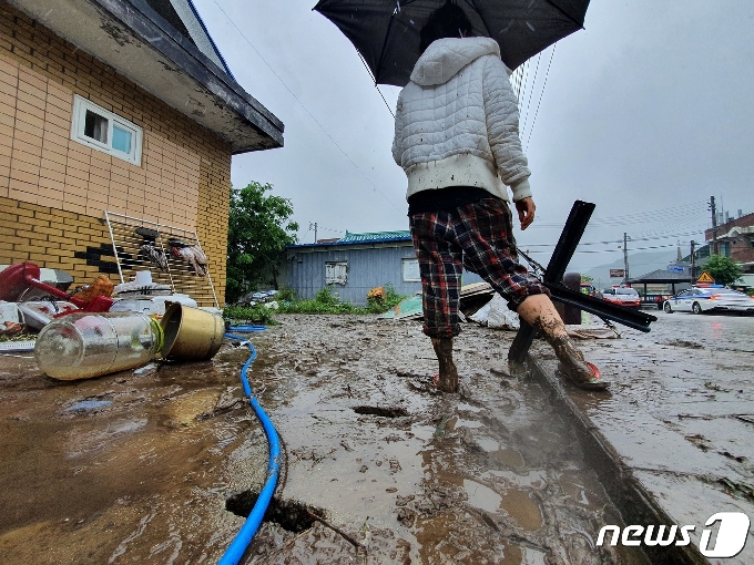 엿새째 철원지역에 최대 700㎜에 육박하는 폭우가 쏟아진 6일 강원도 철원군 김화읍 생창리 주민들이 침수로 파손된 가구와 가재도구를 정리하고 있다. 2020.8.6/뉴스1 © News1 황덕현 기자