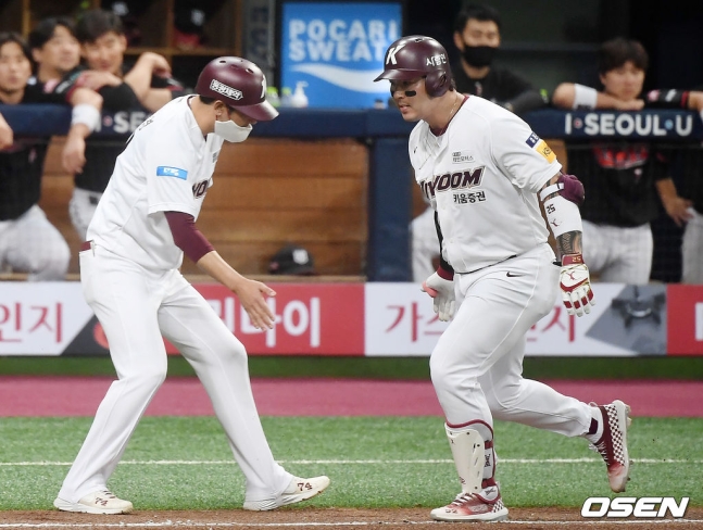2-2를 만드는 동점 홈런 이후 기뻐하는 박병호(오른쪽).