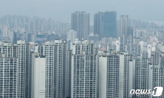 정부가 '8.4 주택공급대책'을 통해 서울 재건축·재개발 관련 규제를 조건부로 완화하기로 결정하면서 강남권 정비사업 추진에 대한 기대감이 높아지고 있는 가운데 4일 서울 송파구 일대 아파트들이 높게 솟아 있다. /뉴스1