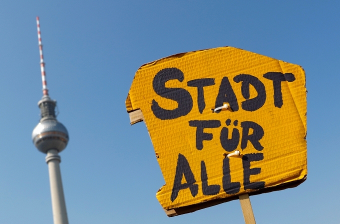 독일 베를린에서 지난해 4월 열린 '주거난' 관련 시위에 등장한 '모두를 위한 도시'라는 내용의 피켓/사진=로이터