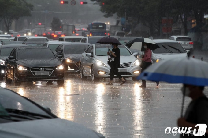 (대구=뉴스1) 공정식 기자 = 27일 오후 많은 비가 내리는 대구 도심에서 우산을 쓴 시민들이 비를 피해 발걸음을 재촉하고 있다. 2020.7.27/뉴스1