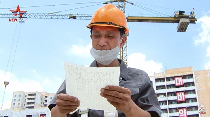 리수진에게 편지를 받은 평양종합병원 건설자.(유튜브 'New DPRK' 갈무리)© 뉴스1