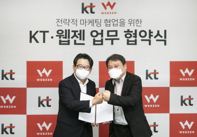 KT 커스터머부문신사업본부장 김훈배 전무와 웹젠의 김태영 대표가 기념 촬영을 하고 있다.