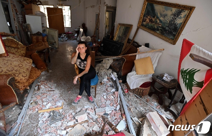 [사진] 난장판 된 주택서 망연자실한 베이루트 주민