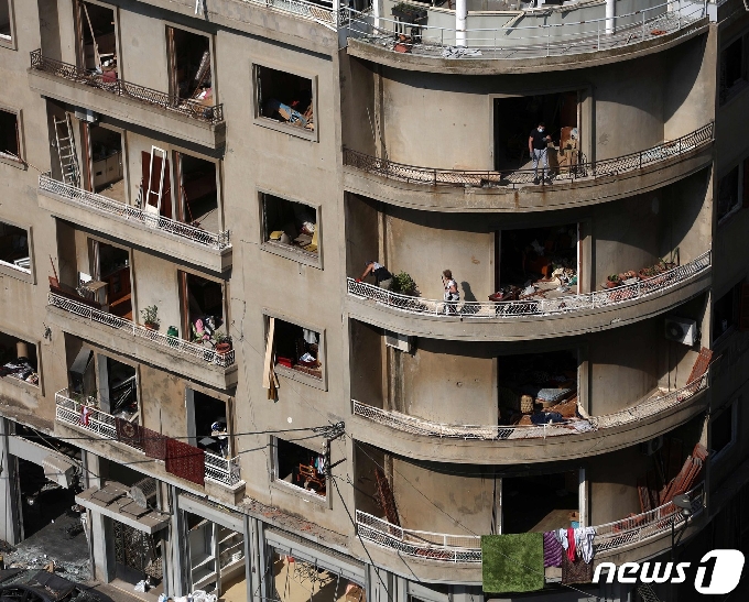 [사진] 파손된 아파트서 쓰레기 치우는 베이루트 주민들