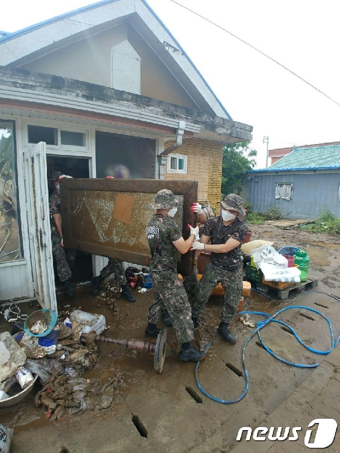 [사진] 침수피해 복구 작업 펼치는 장병들