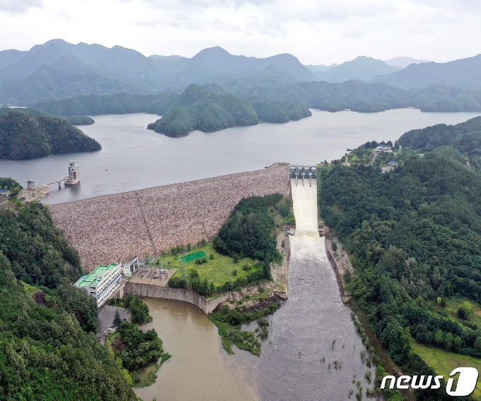 경북 북부지역에 계속된 장맛비와 집중호우로 안동시 임하댐의 수위가 올라가자 한국수자원공사 안동권지사가 지난 6일 댐 수문을 열고 초당 300톤의 물을 방류하기 시작했다.(안동시 제공)© 뉴스1
