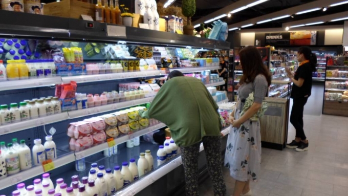 중국 상하이 올레마트에서 중국인 고객 티나(Tina)씨와 엘사(Elsa)씨가 빙그레 바나나맛우유를 고르고 있다./사진=김소연 기자