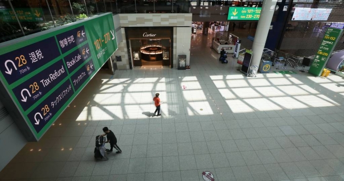 지난달 5일 오후 인천국제공항 제1터미널 면세점이 한산한 모습을 보이고 있다. /사진=뉴시스