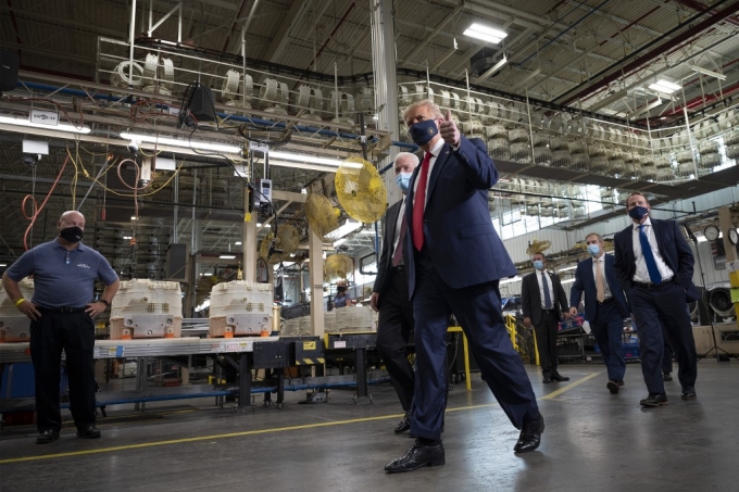 도널드 트럼프 미국 대통령이 6일(현지시간) 오하이오주 클라이드의 월풀 공장을 방문해 마스크를 쓰고 둘러보고 있다. /AFP