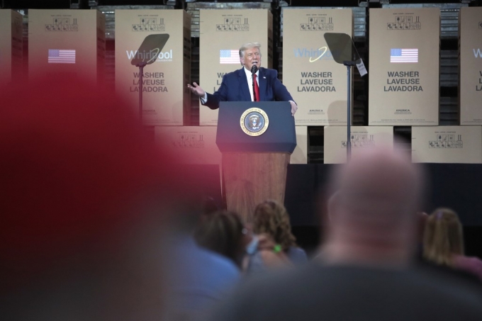 도널드 트럼프 미국 대통령이 6일(현지시간) 오하이오주 클라이드의 월풀 세탁기공장에서 연설하고 있다. /사진=AFP