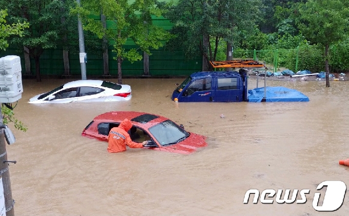 7일 오후 광주지역에 200mm 안팎의 폭우가 쏟아지면서 북구 문흥동의 한 도로가 침수돼 차량들이 물에 잠겨있다.(광주북구청 제공)2020.8.7/뉴스1 © News1