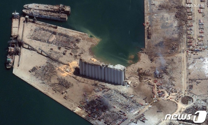 5일(현지시간) 레바논 수도 베이루트 항구 창고에 보관돼 있던 인화성 물질 질산암모늄의 두차례 대규모 폭발로 잔해만 남은 항구 주변의 모습./사진=(AFP=뉴스1)