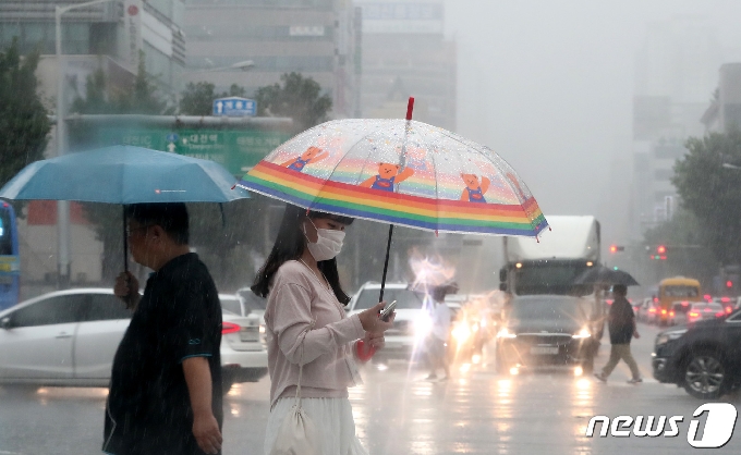 장맛비가 계속되고 있는 대전과 충남지역에 오전까지 최대 100mm의 비가 내리면서 피해가 우려된다. 뉴스1 © News1 김기태 기자