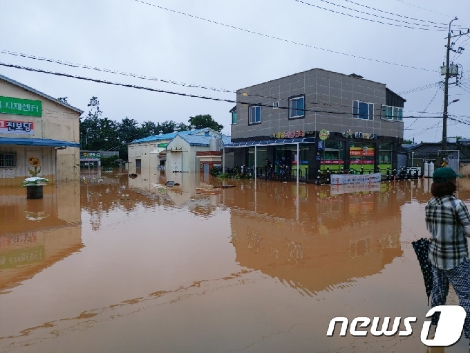 광주에 최대 477㎜의 폭우가 쏟아진 8일 광주 서구 서창농협 서창지점과 가구 20여채가 물에 잠겨있다.(독자제공)2020.8.8/뉴스1