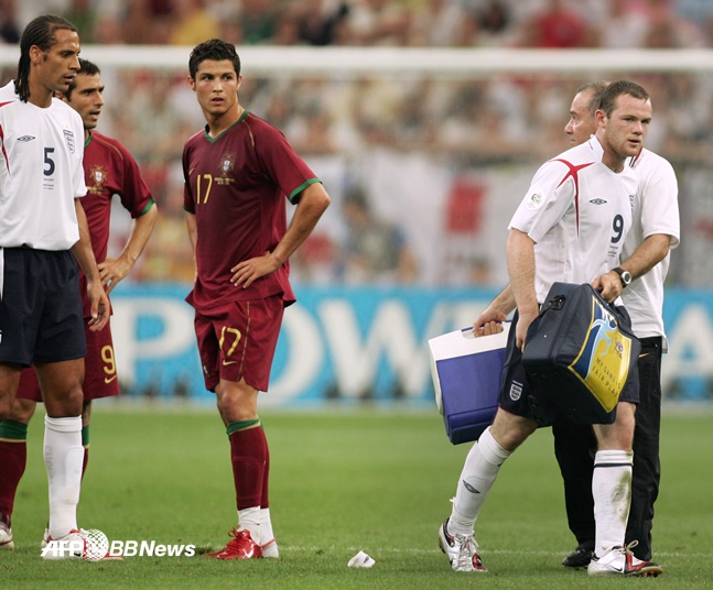 2006년 독일월드컵 8강 당시 호날두가 퇴장 당하는 루니를 바라보고 있다. /AFPBBNews=뉴스1