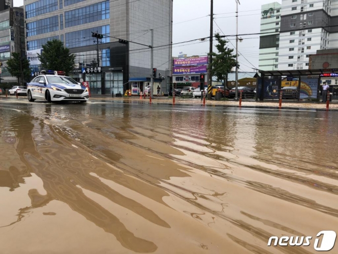 (광주=뉴스1) 한산 기자 = 8일 오후 광주 광산구 송정동 광주송정역 앞 도로에서 경찰차가 물에 잠긴 도로를 달리고 있다. 2020.8.8/뉴스1