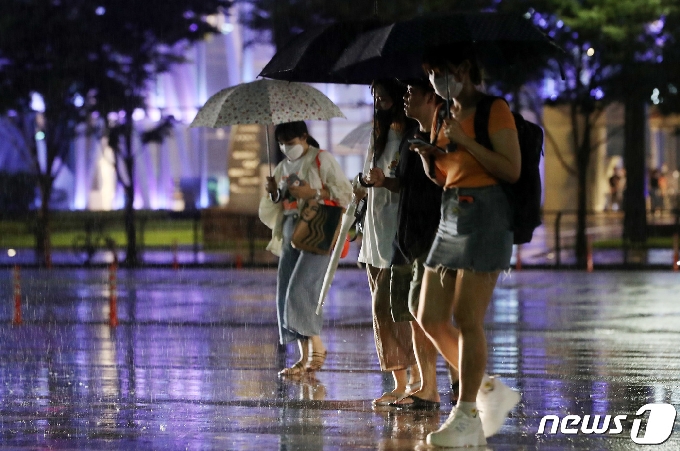 8일 저녁 우산으로 비를 막으며 발걸음을 재촉하고 있는 시민들. /뉴스1 © News1 이동해 기자