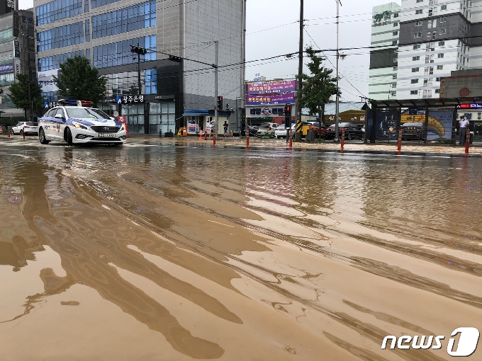 8일 오후 광주 광산구 송정동 광주송정역 앞 도로에서 경찰차가 물에 잠긴 도로를 달리고 있다. 2020.8.8/뉴스1 © News1 한산 기자