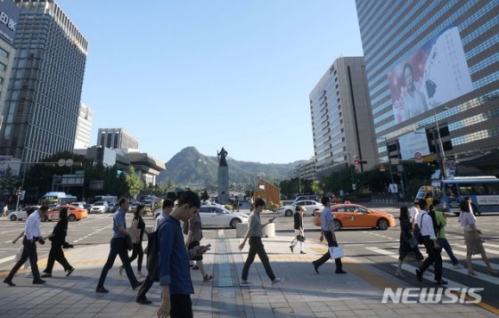 지난해 8월 14일 오전 서울 종로구 세종로사거리에서 바라본 서울 맑은 하늘 아래 직장인들이 출근을 서두르고 있다. / 사진제공=뉴시스<br>
