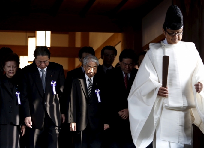 일본 도쿄 야스쿠니 신사를 찾은 일본 정치인들/사진=로이터