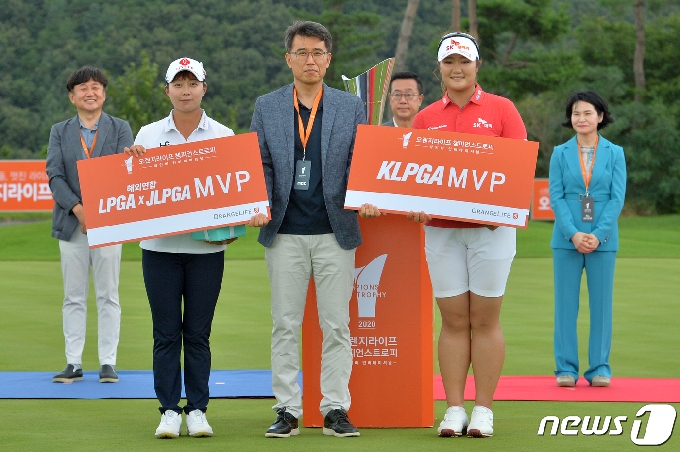 [사진] 김효주, 유해란 프로 최우수선수