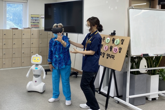 한글과컴퓨터 '말랑말랑 행복케어' 경기 용인점에서 한 노인이 VR(가상현실) 인지행동 치료 체험을 하고 있다. /사진=한글과컴퓨터