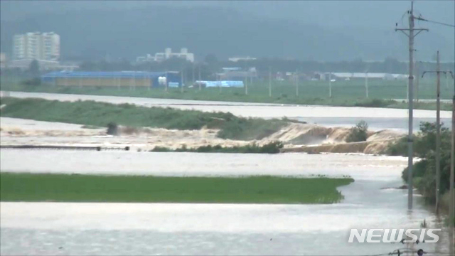 영산강 대홍수로 지난 8일 오후 나주 다시면 문평천 제방이 붕괴되는 순간. 밀려드는 강물에 농경지가 침수되고 있다. (사진=독자 제공)  /사진 = 뉴시스