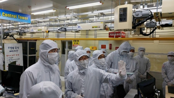 이재용 삼성전자 부회장(맨왼쪽)이 지난 7월30일 삼성전자 온양 반도체 사업장을 찾아 생산라인을 살펴보고 있다. /사진제공=삼성전자