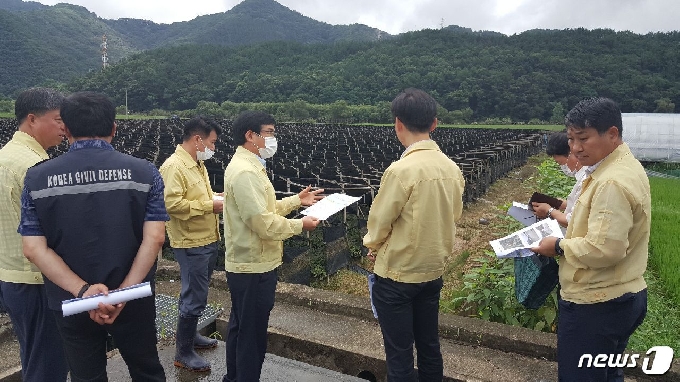 10일 충북도 관계자와 수자원공사 간부들이 용담댐 방류 피해지역인 영동을 찾아 점검하고 있다. (독자제공)© 뉴스1