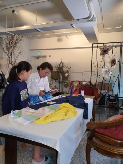 김혜순 한복 연구가(사진 오른쪽)와 한복 제작 작업을 하는 조은수 어린이