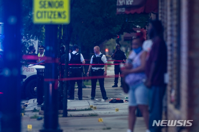 [시카고=AP/뉴시스] 시카고 경찰이 7월21일(현지시간) 총격 사건이 발생한 그레셤 지역에서 현장 조사를 하고 있다. 이날 이 지역 장례식장 인근에서 총격이 발생해 최소 14명이 부상을 입었다. 2020.07.22.