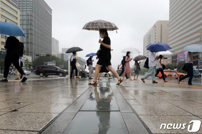 (서울=뉴스1) 전국에 비가 예보된 지난 10일 오전 서울 세종대로 광화문광장 인근에서 시민들이 우산을 쓰고 발걸음을 재촉하고 있다. 2020.8.10/뉴스1