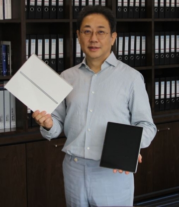 안건준 대표가 고성능 태블릿 ET1012T (아이스크림탭)을 설명하고 있다. 