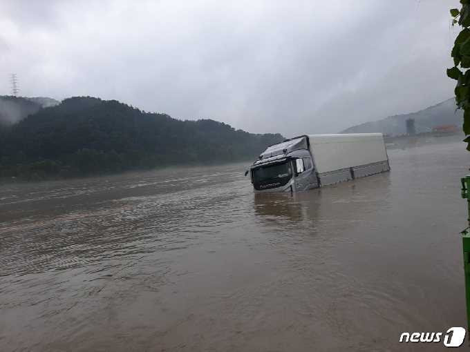 대청댐 방류로 불어난 도로를 지나던 차량이 침수돼 운전자가 구조됐다.© 뉴스1