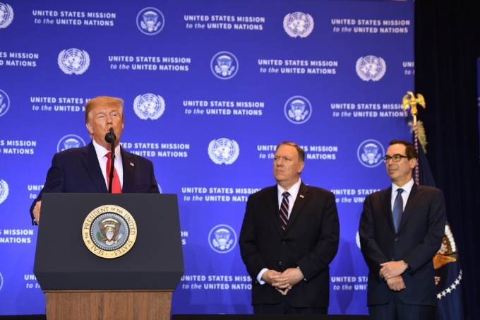 (왼쪽부터) 도널드 트럼프 대통령, 마이크 폼페이오 국무장관, 스티븐 므누신 재무장관.  /AFPBBNews=뉴스1