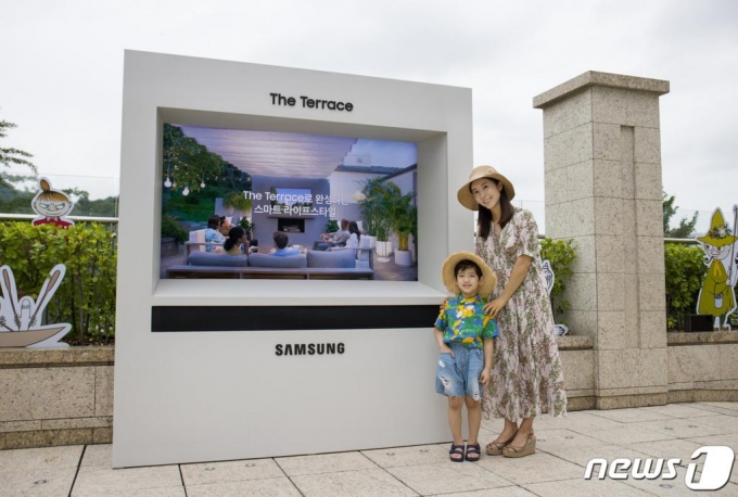 삼성전자는 아웃도어용 라이프스타일 TV '더 테라스(The Terrace)'를 국내 처음으로 서울신라호텔 야외 수영장인 '어번 아일랜드' 키즈풀에 설치했다고 지난달 30일 밝혔다. /사진제공=삼성전자