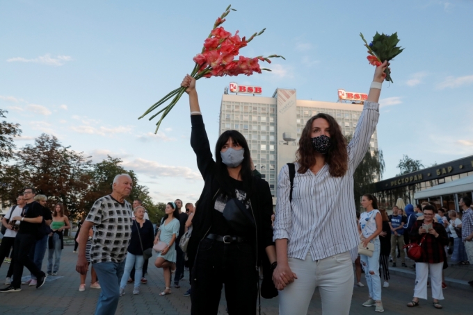 9일(현지시간) 벨라루스 대선 결과가 나오자 항의하며 거리로 나온 시위대/사진=로이터