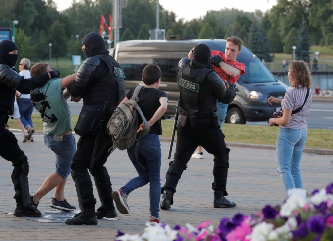 대선 결과에 불복해 항의하는 시위대를 진압하는 벨라루스 경찰들/사진=로이터
