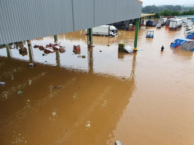 폭우로 물에 잠긴 CJ대한통운 광주 제1서브 터미널/사진출처=온라인 커뮤니티