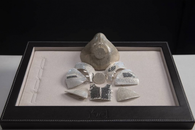 [ 모트자=AP/뉴시스]이스라엘 예루살렘 인근 모트자에 있는 보석회사 이벨에 전시돼있는 다이아몬드 마스크의 모델과 부속품들. 150만달러짜리 이 마스크를 미국에 거주하는 중국 사업가가 주문했다고 회사 측은 밝혔다. 2020.08.10