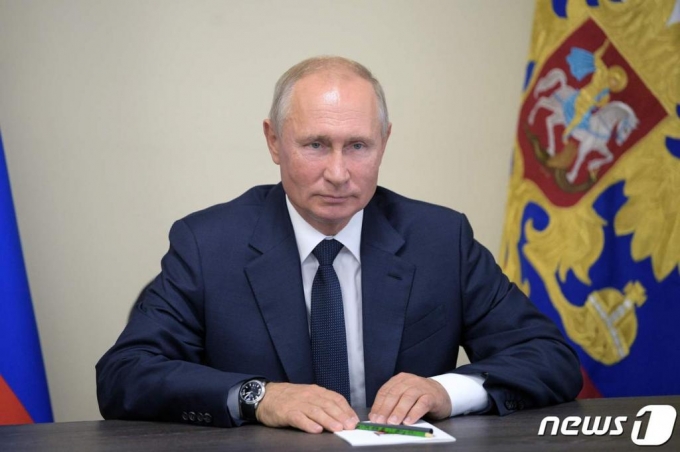 (케르치 AFP=뉴스1) 블라디미르 푸틴 러시아 대통령이 지난달 20일(현지시간) 크림반도의 케르치에서 미하일 데그티아레프 의원과 화상 통화를 하고 있다.   ⓒ AFP=뉴스1