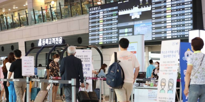 서울 강서구 김포공항 국내선 청사에서 코로나19로 해외 대신 국내여행을 떠나는 여행객들이 탑승장으로 가기 위해 줄을 서고 있다. /사진=뉴시스